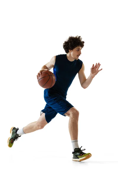 젊은 근육질 농구 선수가 활동중이고, 흰 배경에서 만 활동중입니다. 스포츠, 운동, 에너지, 역동적 이고 건강 한 생활 방식에 대한 개념. — 스톡 사진