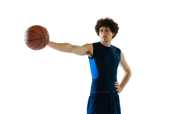 Retrato de jovem jogador de basquete muscular posando isolado no fundo branco. Conceito de esporte, movimento, energia e estilo de vida dinâmico e saudável. — Fotografia de Stock