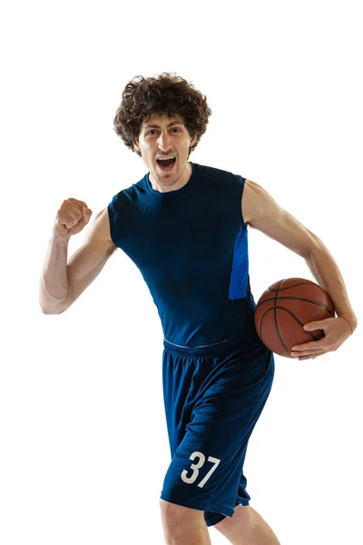 Retrato de jovem jogador de basquete muscular posando isolado no fundo branco. Conceito de esporte, movimento, energia e estilo de vida dinâmico e saudável. — Fotografia de Stock