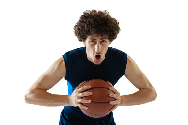 Sieger. Porträt eines jungen muskulösen Basketballspielers, der isoliert auf weißem Hintergrund posiert. Konzept aus Sport, Bewegung, Energie und dynamischem, gesundem Lebensstil. — Stockfoto