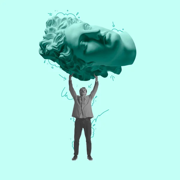 Collage de arte contemporáneo. El joven lleva una enorme cabeza de estatua antigua aislada sobre un fondo claro. Concepto de arte, creatividad, estilo retro, surrealismo —  Fotos de Stock