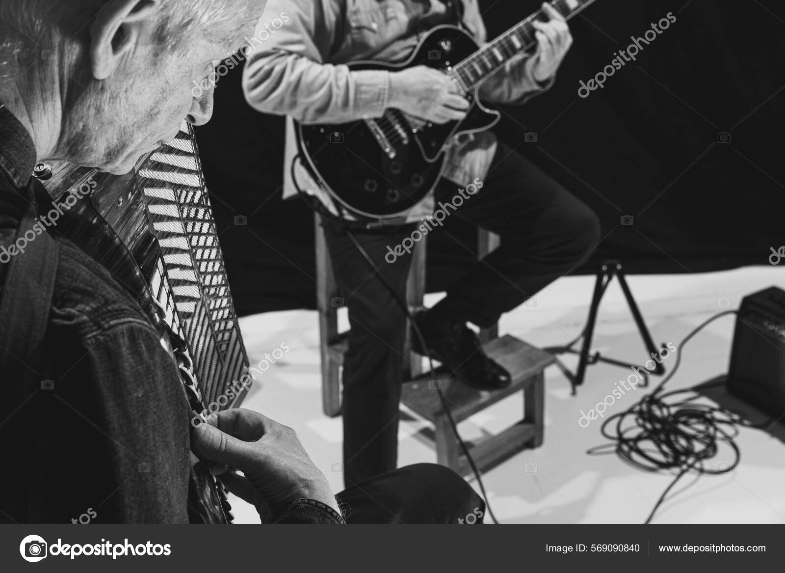 Broom scaring Stue To ældre mænd, musikere spiller elektrisk guitar og harmonika. Gentagelse  af retro musik band på musikstudiet. Begrebet kunst, musik, stil og  skabelse. Monokrom — Stock-foto © vova130555@gmail.com #569090840