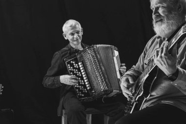 İki son sınıf öğrencisi, elektro gitar ve akordeon çalan müzisyenler. Müzik stüdyosunda retro müzik grubunun tekrarı. Sanat, müzik, tarz ve yaratılış kavramı. Tek Renkli