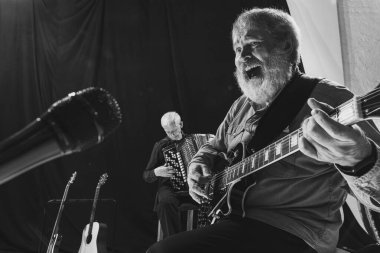 İki son sınıf öğrencisinin siyah beyaz portresi. Müzik stüdyosunda gitar ve akordeon çalan müzisyenler. Sanat, müzik, tarz ve yaratılış kavramı. Tek Renkli