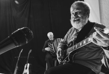 İki son sınıf öğrencisi, elektro gitar ve akordeon çalan müzisyenler. Müzik stüdyosunda retro müzik grubunun tekrarı. Sanat, müzik, tarz ve yaratılış kavramı. Tek Renkli