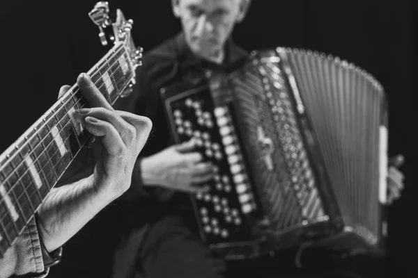 Schwarz-Weiß-Porträt zweier älterer Männer, Musiker mit Gitarre und Akkordeon im Musikstudio. Konzept von Kunst, Musik, Stil und Schöpfung. Einfarbig — Stockfoto