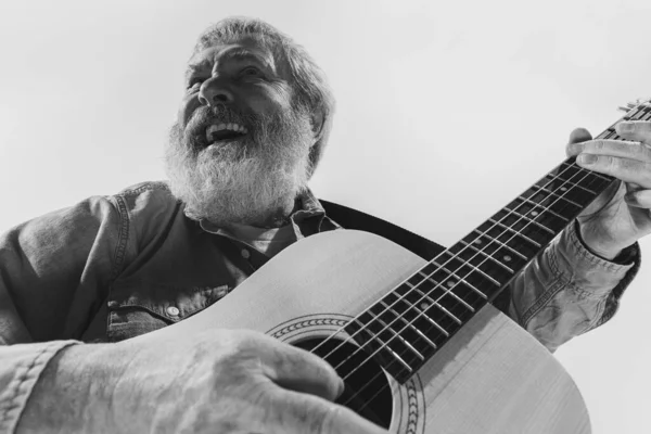 Duygusal kıdemli sakallı adam, beyaz arka planda gitar çalan müzisyen. Prova üssü. Sanat kavramı, müzik, tarz, eski nesil, bağbozumu — Stok fotoğraf