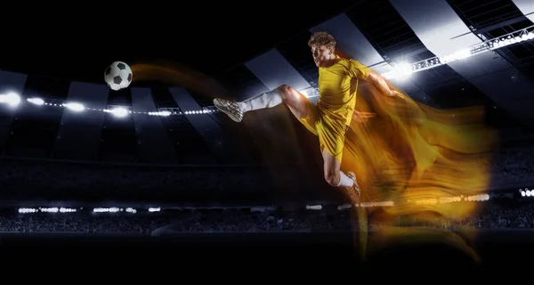 プロのサッカー選手とのコラージュ、サッカー選手は懐中電灯で暗い夜のスタジアムでジャンプでボールを蹴ります。スポーツ競技選手権。チラシ、ポスター。混合光 — ストック写真