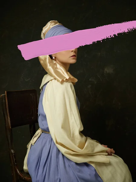 Retrato de mulher jovem vestindo traje histórico, vestido de espartilho e capô com tinta de traço rosa em seu rosto. Menina camponesa bonita vestindo traje de tordo. Obra de arte contemporânea — Fotografia de Stock