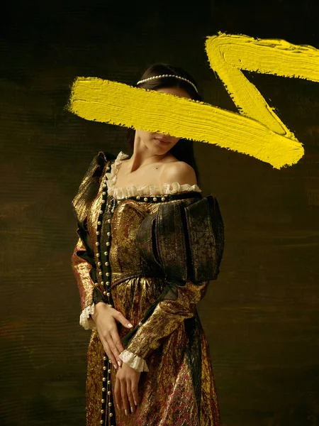Kreatív alkotás. Portré lány képére középkori hercegnő vagy grófnő sárga stroke akvarell festék sötét háttér. Kortárs művészet, korok összehasonlító koncepciója — Stock Fotó