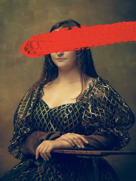 Obra creativa. Retrato de niña vestida con traje de princesa o condesa con un trazo rojo de pintura acuarela sobre fondo oscuro. Arte contemporáneo, era concepto de comparación — Foto de Stock