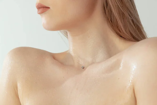 Immagine ritagliata di bel corpo femminile, tenera clavicola sottile isolata sul backgrorund grigio studio — Foto Stock