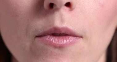 Mutlu gülümseyen kadın dudakları ve gözlerinin video montajı, yakın plan. İnsani duygular ve yüz ifadesi. Eğlence ve eğlence yaşam tarzı konsepti. 4k çözünürlüğü