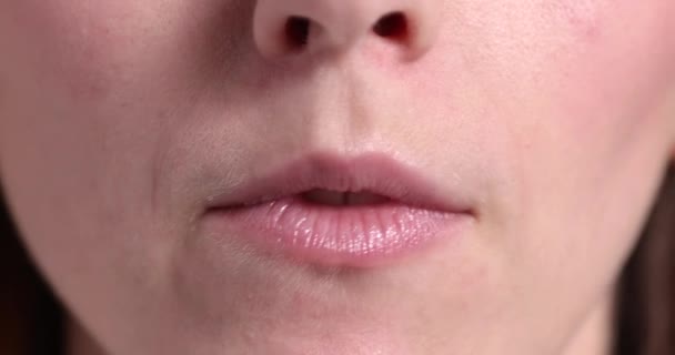 Videó montázs boldog mosolygó női ajkakról és szemekről, közelkép. Emberi érzelmek és arckifejezések. Szórakozás és öröm életmód koncepció. 4k felbontás — Stock videók