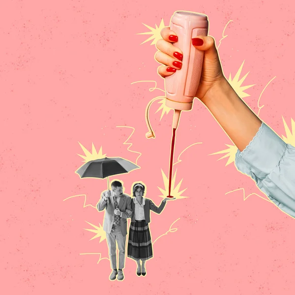 Collage de arte contemporáneo. Elegante pareja caminando bajo paraguas aislada sobre fondo rosa. Ketchup aplastante mano femenina —  Fotos de Stock