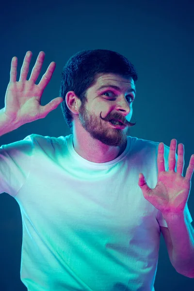 Jeune homme beau, étudiant appuyé sur un verre transparent isolé sur fond de studio sombre. Gros plan. Concept d'émotions humaines, expression faciale — Photo