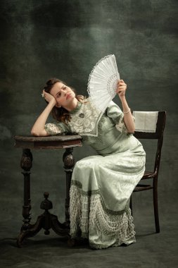 Ortaçağ kraliyet mensubu ya da karanlık arka planda yalnız poz veren Vikontes 'in tasviri olan çekici genç kızın kavramsal portresi. Dönem kavramının karşılaştırılması. Modern sanat, güzellik