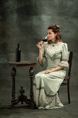 Ortaçağ kraliyet mensubu ya da karanlık arka planda yalnız poz veren Vikontes 'in tasviri olan çekici genç kızın kavramsal portresi. Dönem kavramının karşılaştırılması. Modern sanat, güzellik