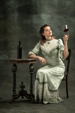 Ortaçağ kraliyet mensubu ya da karanlık arka planda yalnız poz veren Vikontes 'in tasviri olan çekici genç kızın kavramsal portresi. Dönem kavramının karşılaştırılması. Modern sanat, güzellik