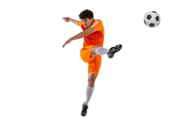 Profesyonel futbol, hareket halindeki futbolcu beyaz stüdyo arka planında izole edilmiş. Spor, maç, aktif yaşam tarzı, hedef ve hobi kavramı
