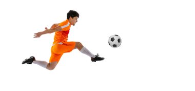 Profesyonel futbol, hareket halindeki futbolcu beyaz stüdyo arka planında izole edilmiş. Spor, maç, aktif yaşam tarzı, hedef ve hobi kavramı