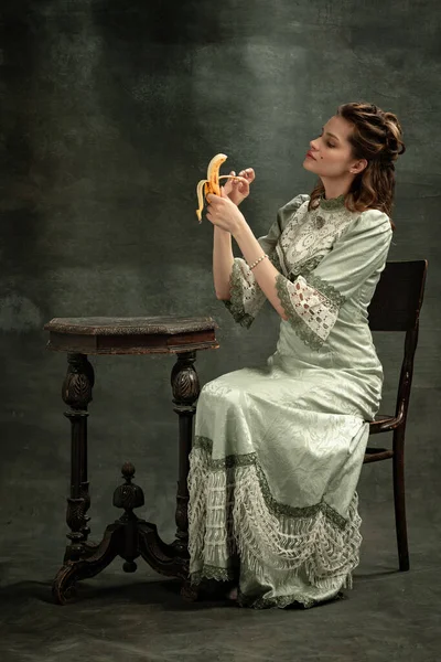 Retrato vintage de menina bonita jovem em vestido cinza de estilo medieval isolado no fundo escuro. Comparação de conceitos eras, estilo flamengo. Arte, beleza — Fotografia de Stock