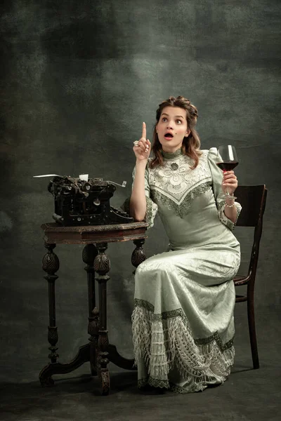 Retrato vintage de joven hermosa chica en vestido gris de estilo medieval aislado sobre fondo oscuro. Comparación de conceptos de épocas, estilo flamenco. Arte, belleza — Foto de Stock