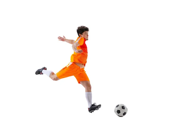 Professioneel voetbal, voetbal speler in beweging geïsoleerd op witte studio achtergrond. Concept sport, match, actieve levensstijl, doel en hobby — Stockfoto