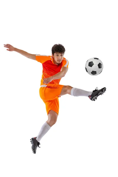 Fútbol profesional, futbolista en movimiento aislado sobre fondo blanco del estudio. Concepto de deporte, partido, estilo de vida activo, gol y hobby — Foto de Stock