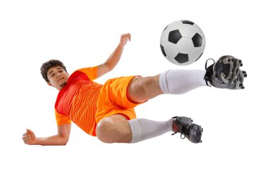 Profesyonel futbol, hareket halindeki futbolcu beyaz stüdyo arka planında izole edilmiş. Spor, maç, aktif yaşam tarzı, hedef ve hobi kavramı. Geniş açı görünümü