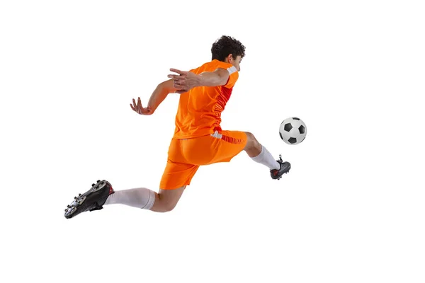 Futebol profissional, jogador de futebol em movimento isolado no fundo do estúdio branco. Conceito de esporte, jogo, estilo de vida ativo, objetivo e hobby — Fotografia de Stock