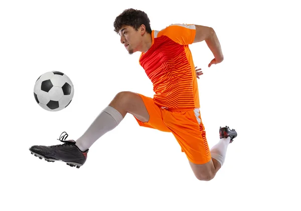 Professioneel voetbal, voetbal speler in beweging geïsoleerd op witte studio achtergrond. Concept sport, match, actieve levensstijl, doel en hobby — Stockfoto