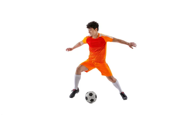 Fútbol profesional, futbolista en movimiento aislado sobre fondo blanco del estudio. Concepto de deporte, partido, estilo de vida activo, gol y hobby —  Fotos de Stock