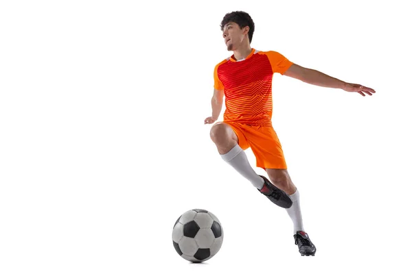 Professioneel voetbal, voetbal speler in beweging geïsoleerd op witte studio achtergrond. Concept sport, match, actieve levensstijl, doel en hobby — Stockfoto