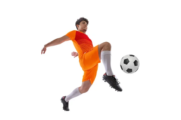 Calcio professionistico, calciatore in movimento isolato su sfondo bianco. Concetto di sport, partita, stile di vita attivo, obiettivo e hobby — Foto Stock