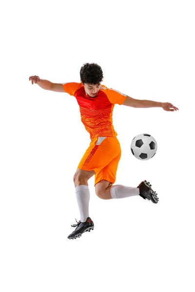 Football professionnel, footballeur en mouvement isolé sur fond de studio blanc. Concept de sport, match, mode de vie actif, but et passe temps — Photo