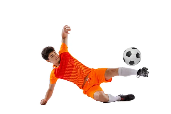 Fútbol profesional, futbolista en movimiento aislado sobre fondo blanco del estudio. Concepto de deporte, partido, estilo de vida activo, gol y hobby — Foto de Stock