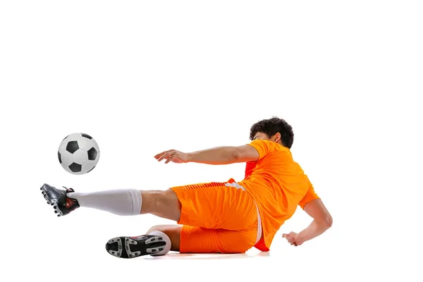 Futebol profissional, jogador de futebol em movimento isolado no fundo do estúdio branco. Conceito de esporte, jogo, estilo de vida ativo, objetivo e hobby. Vista de ângulo largo — Fotografia de Stock