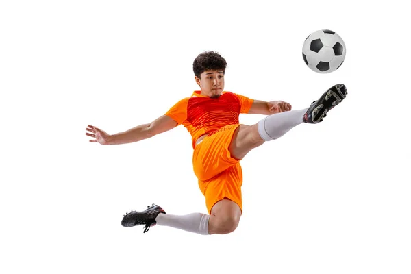 Professioneel voetbal, voetbal speler in beweging geïsoleerd op witte studio achtergrond. Concept sport, match, actieve levensstijl, doel en hobby — Stockfoto