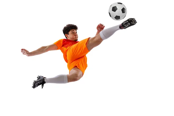 Professioneel voetbal, voetbal speler in beweging geïsoleerd op witte studio achtergrond. Concept van sport, match, actieve levensstijl, doel en hobby. Breedhoekweergave — Stockfoto