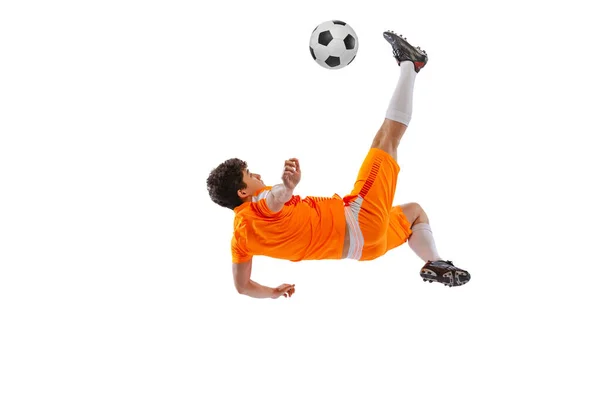 Fútbol profesional, futbolista en movimiento aislado sobre fondo blanco del estudio. Concepto de deporte, partido, estilo de vida activo, gol y hobby — Foto de Stock