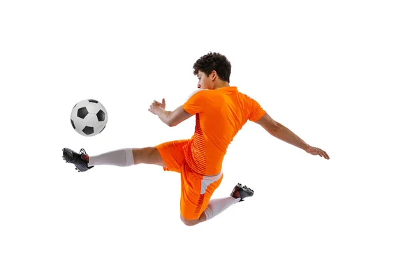Profifußball, Fußballspieler in Bewegung isoliert auf weißem Studiohintergrund. Konzept aus Sport, Spiel, aktivem Lebensstil, Ziel und Hobby — Stockfoto