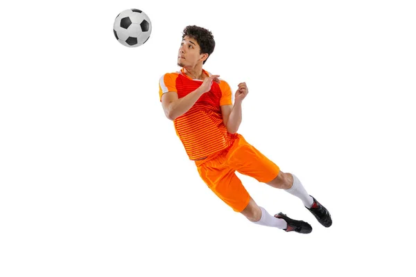 Football professionnel, footballeur en mouvement isolé sur fond de studio blanc. Concept de sport, match, mode de vie actif, but et passe temps — Photo