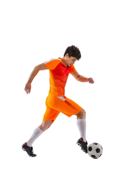 Professioneel voetbal, voetbal speler in beweging geïsoleerd op witte studio achtergrond. Concept sport, match, actieve levensstijl, doel en hobby — Stockfoto
