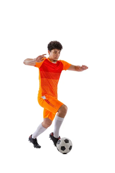 Professioneel voetbal, voetbal speler in beweging geïsoleerd op witte studio achtergrond. Concept sport, match, actieve levensstijl, doel en hobby — Stockfoto