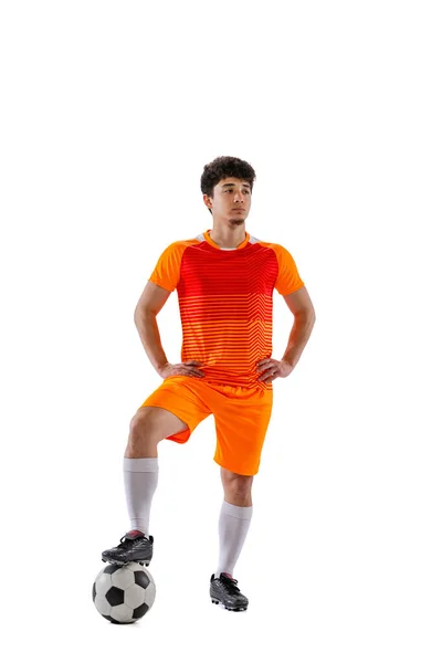 Portret młodego człowieka, azjatycka piłka nożna, piłkarz pozujący z piłką odizolowaną na białym tle studia. Pojęcie sportu, meczu, aktywnego trybu życia, celu i hobby — Zdjęcie stockowe