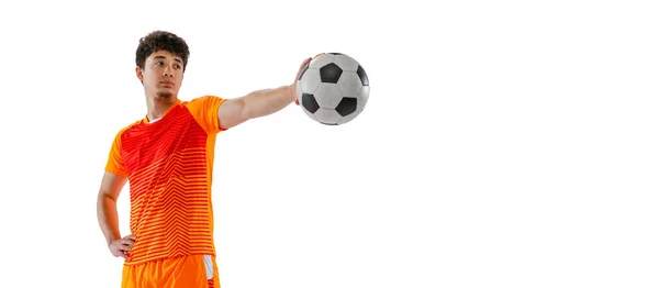 Portret van een jongeman, Aziatisch voetbal, voetballer die poseert met een bal geïsoleerd op een witte studio achtergrond. Concept sport, match, actieve levensstijl, doel en hobby — Stockfoto