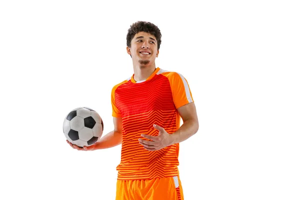 Πορτρέτο του νεαρού άνδρα, ασιατικό ποδόσφαιρο, ποδοσφαιριστής θέτει με μπάλα απομονώνονται σε λευκό φόντο στούντιο. Έννοια του αθλητισμού, αγώνα, ενεργό τρόπο ζωής, στόχος και χόμπι — Φωτογραφία Αρχείου
