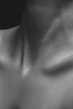 Kadın boynunu kapat, köprücük kemikleri. İyi korunmuş ciltli güzel bir kadın. Doğal güzellik, fitness, diyet, spa, estetik cerrahi ve estetik kozmetoloji