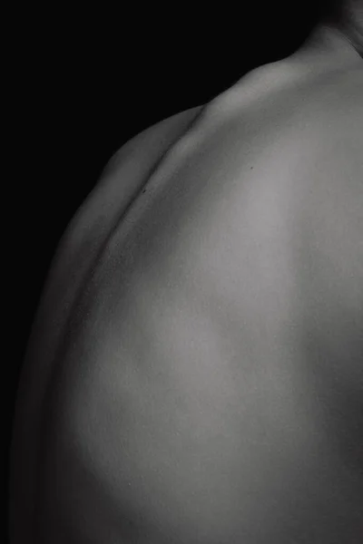 Línea de curva trasera. Textura detallada de la piel femenina humana. Cierra parte del cuerpo de las mujeres. Cuidado de la piel, cuidado del cuerpo, salud, higiene y concepto de medicina. —  Fotos de Stock